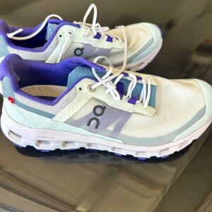 Onclouds Women 8.5 purple & white